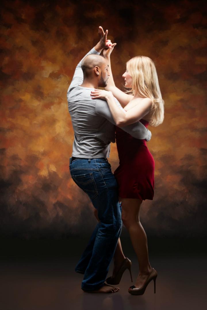 Cours de danse de salon Laval Quelles sont les différences entre la salsa et la bachata en danse ? Rennes